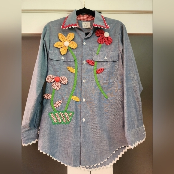 Vtg 70s Chambray Denim button down shirt with Patchwork flowers and butterfly - Picture 1 of 14